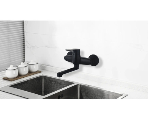 Nástenná batéria v čiernej farbe nad umývadlom