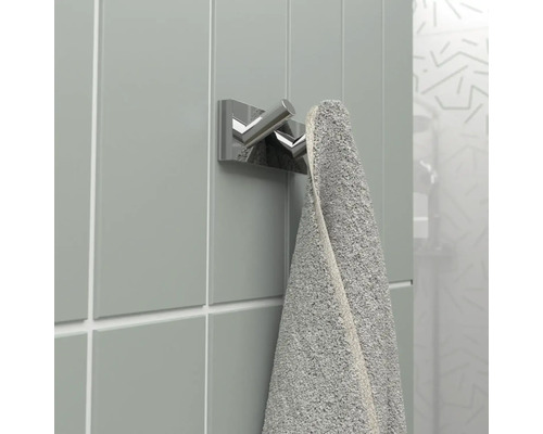 Držiak na uteráky s uterákom v kúpeľni