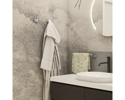 Kúpeľňa s umývadlom, zrkadlom, uterákom a županom