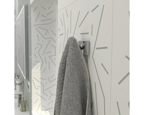 Sivý uterák na háku na uteráky v kúpeľni