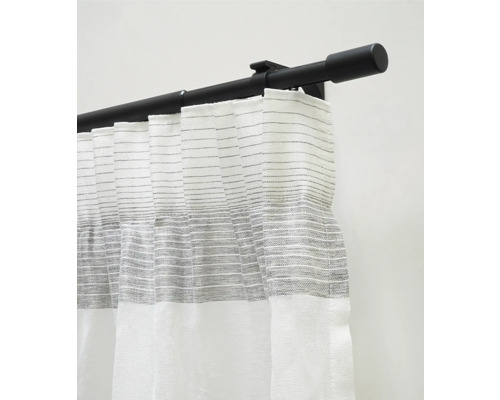 Tyč na závesy so závesom a vodorovným pruhovaným vzorom