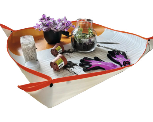 Podložka na sadenie s rastlinami, zeminou, kvetináčmi a záhradným náradím na záhradníctvo