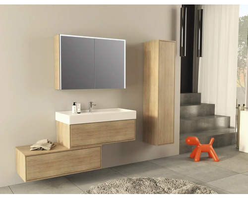 Moderná kúpeľňa s umývadlom, zrkadlová skrinka s osvetlením a vysoká skrinka