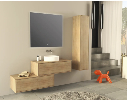 Moderná kúpeľňa s umývadlom, zrkadlom, vysokou skrinkou a dekoratívnymi prvkami.