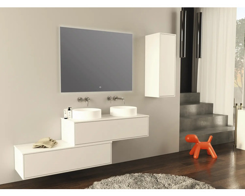 Moderná kúpeľňa s dvojitým umývadlom, zrkadlom s osvetlením a bielymi spodnými skrinkami