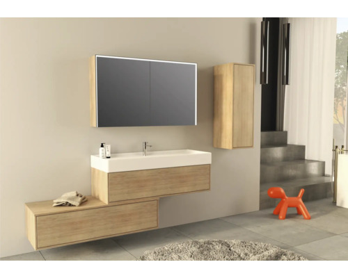 Moderná kúpeľňa s umývadlom, zrkadlovou skriňou a vysokou skriňou vo vzhľade dreva