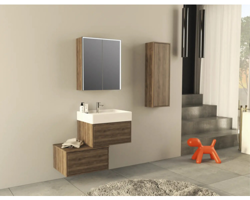 Moderná kúpeľňa s umývadlom, zrkadlovou skrinkou a vysokou skriňou vo vzhľade dreva