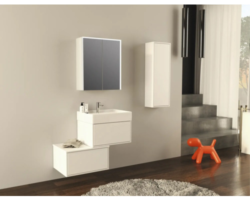 Moderná kúpeľňa s umývadlom, zrkadlovou skrinkou a závesnou skrinkou pre štýlové prostredie