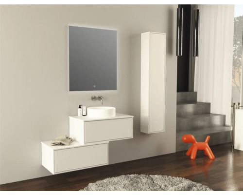 Moderná kúpeľňa s umývadlom, zrkadlom, spodnou skrinkou a vysokou skrinkou