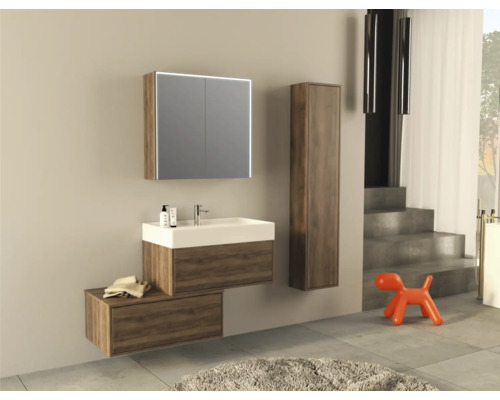 Moderná kúpeľňa s umývadlom, zrkadlovou skrinkou, vysokou skrinkou a dekoráciou