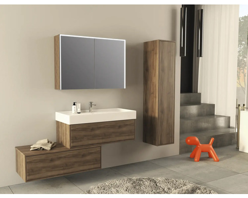 Moderná kúpeľňa s umývadlom, zrkadlovou skrinkou a vysokou skriňou vo vzhľade dreva.