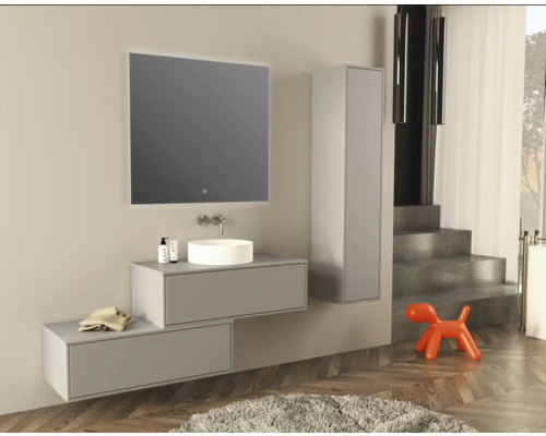 Moderná kúpeľňa s umývadlom, zrkadlom, spodnou skrinkou a vysokou skrinkou