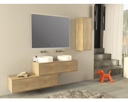 Moderná kúpeľňa s dvojitým umývadlom, zrkadlom s osvetlením a drevenou skrinkou