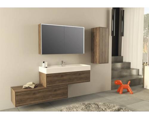 Kúpeľňa s umývadlom, zrkadlovou skrinkou, závesnou skrinkou a oranžovou dekoratívnou figúrkou