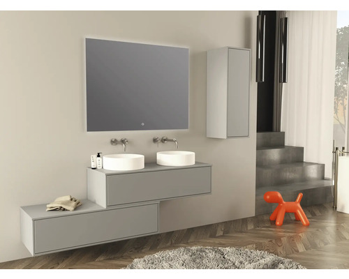 Moderná kúpeľňa s dvojitým umývadlom, zrkadlom s osvetlením a úložnou skriňou