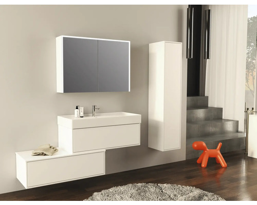 Moderná kúpeľňa so zrkadlovou skrinkou, umývadlom, spodnou skrinkou a vysokou skrinkou v bielej farbe