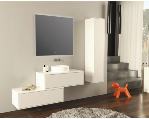 Kúpeľňa s umývadlom, skrinkou pod umývadlo, zrkadlovou skrinkou a vysokou skrinkou v bielej farbe