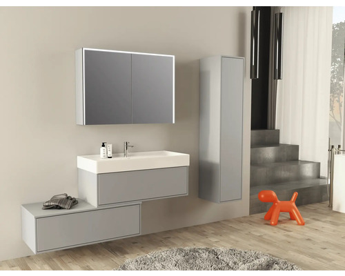 Moderná kúpeľňa s umývadlom, zrkadlovou skrinkou s osvetlením a vysokou skrinkou