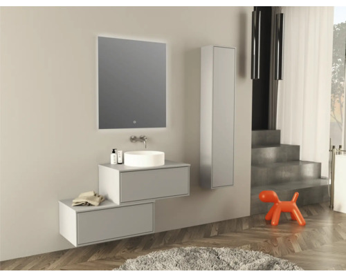 Moderná kúpeľňa s umývadlom, zrkadlom a skrinkou pod umývadlo