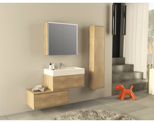 Kúpeľňa s umývadlovou skrinkou, zrkadlovou skrinkou a vysokou skriňou v drevenom vzhľade