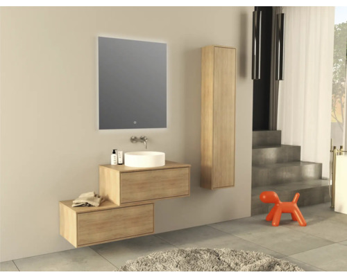 Moderná kúpeľňa s umývadlom, zrkadlom, vysokou skriňou a hravým modelom psa