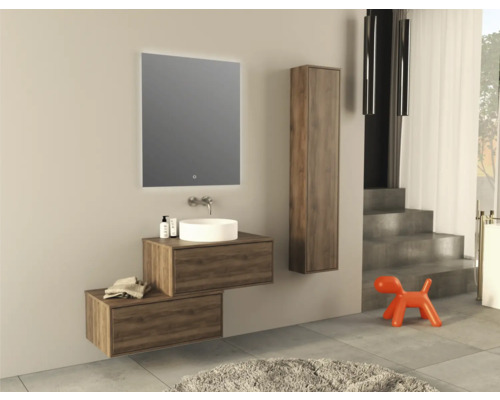 Moderná kúpeľňa s umývadlom, zrkadlom a úložnými prvkami