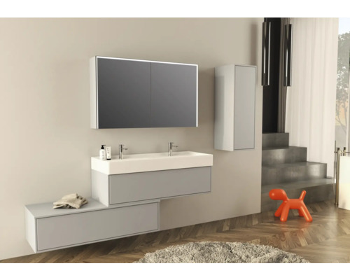 Kúpeľňa s umývadlom, zrkadlovou skrinkou a závesnou skrinkou