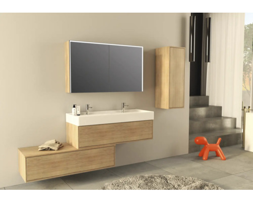 Kúpeľňa s umývadlom, zrkadlovou skrinkou a vysokou skriňou