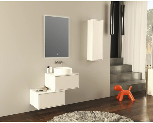 Moderná kúpeľňa s umývadlom, zrkadlom a úložným priestorom