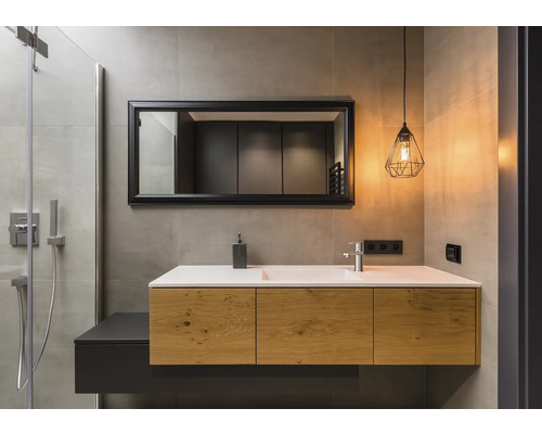 Moderná kúpeľňa s umývadlom, zrkadlom a osvetlením