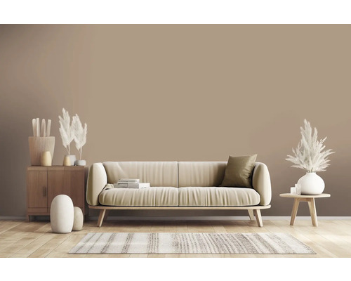 Obývacia izba s pohovkou, kobercom a drevenou skriňou