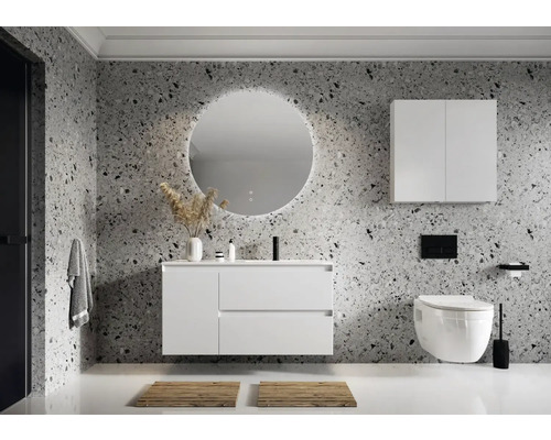 Moderná kúpeľňa s umývadlom, zrkadlom, skrinkou, toaletou a dekoráciou