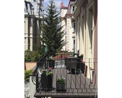 Balkón so sedením a osadenými kvetináčmi