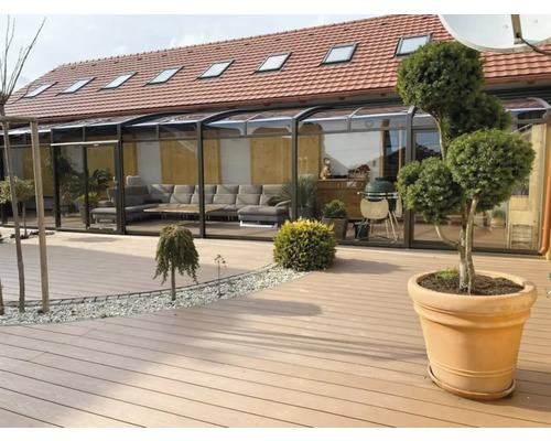 Terasa s terasovými doskami, záhradným nábytkom a zastrešením