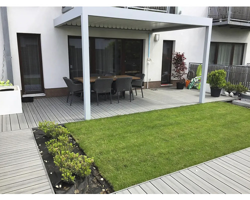 Terasa s pergolou, záhradným stolom a trávnikom