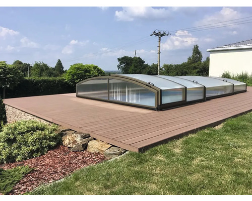 Zastrešenie bazéna na drevenej terase v záhrade.