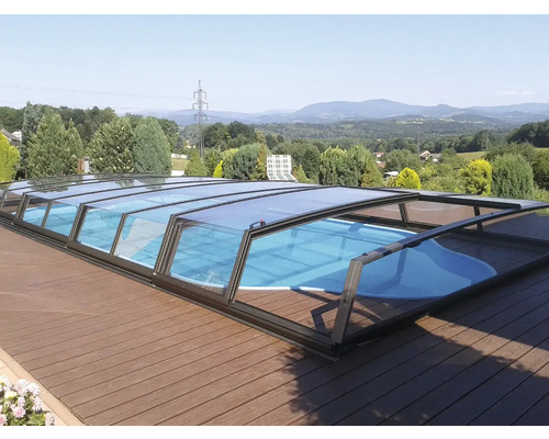 Kryt bazéna na drevenej terase s krajinou v pozadí
