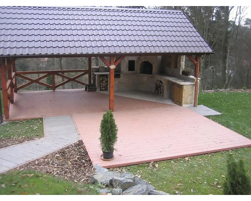 Zastrešené grilovacie miesto s úložným priestorom na drevo a grilom v záhrade.