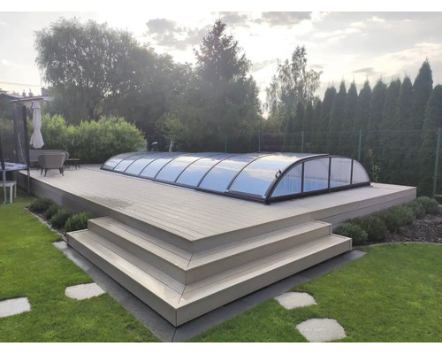 Pohľad do záhrady s krytom bazéna na drevenej terase