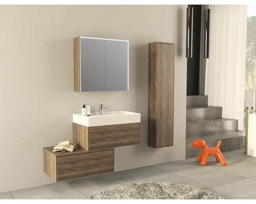 Kúpeľňa s umývadlom, zrkadlová skrinka a vysoká skrinka v modernom dizajne