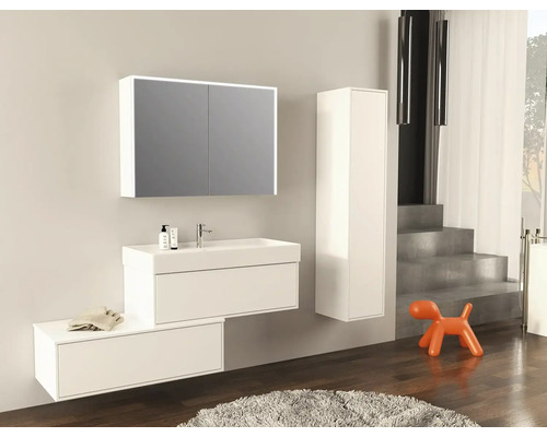 Moderná kúpeľňa s umývadlom, zrkadlovou skrinkou a vysokou skrinkou