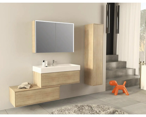 Moderná kúpeľňa s umývadlom, zrkadlovou skrinkou a vysokou skrinkou v drevenom prevedení