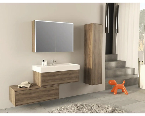 Moderná kúpeľňa s umývadlom, zrkadlovou skrinkou, vysokou skrinkou a hravou dekoráciou.