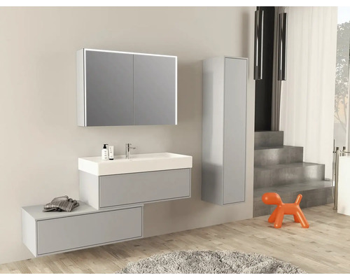 Moderná kúpeľňa s umývadlom, zrkadlová skrinka s osvetlením a vysoká skrinka.