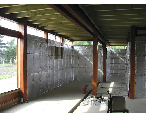 Hrubá stavba s dreveným rámom, izoláciou a betónovou podlahou