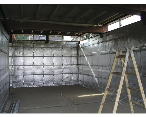 Interiér s izolovanými stenami a rebríkom