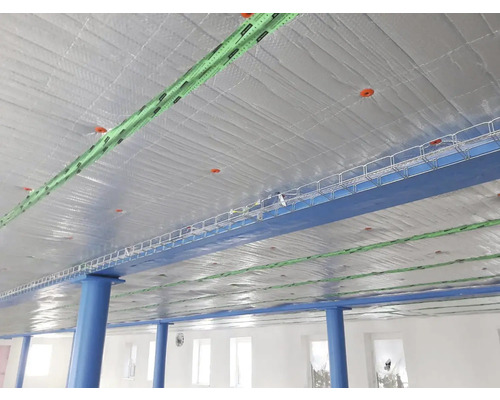 Strop miestnosti s izoláciou a nosníkmi