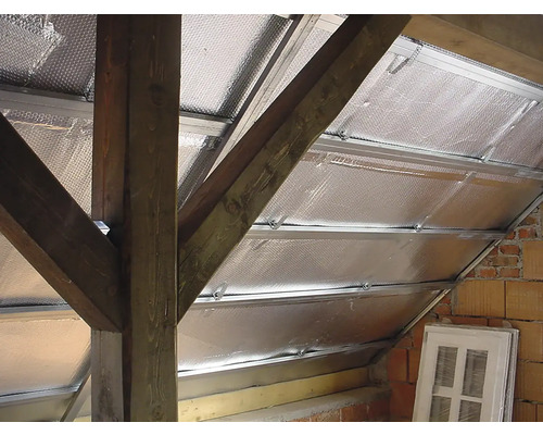 Podkrovie so strešnými krokvami a strešnou izoláciou