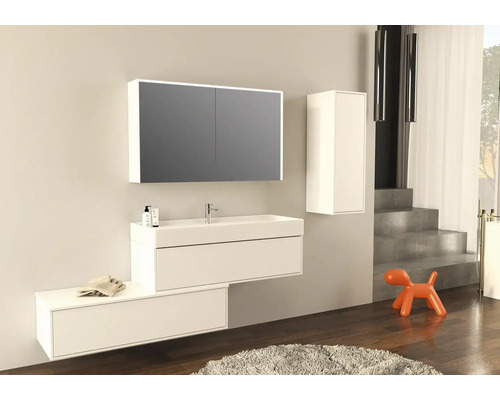 Moderná kúpeľňa s umývadlom, zrkadlovou skriňou a vysokou skriňou