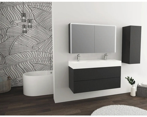 Kúpeľňa s umývadlovou skrinkou, zrkadlom, závesnou skrinkou, vaňou a dekoratívnou stenou